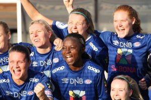 Vålerenga jubler etter semifinale-triumfen mot Arna-Bjørnar. Foto: Hordalandsfotballen / Nicholas Noreng