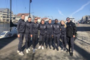 En liten gåtur i sola før kampen. Foto: Sherida Spitse