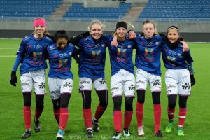 Glade jenter etter å ha sikret avansement i cupen. Foto: Morten Mitchell Larød