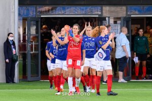 Spillerne hyllet Klanen etter kampen. Her fra utmarsjen. Foto: Morten Mitchell Larød / SPORTFOTO