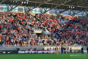 Det ser ut til å bli god stemning på tribunen onsdag 31. juli. Foto: Morten M. Larød