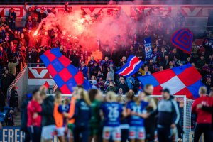 Et nytt seriesystem må skape positivitet i kvinnefotballen, inkludert hos spillere, trenere og supportere. Her fra cupfinalen i 2021. Photo: Marius Simensen / BILDBYRÅN / Cop 238