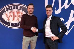 Jens A. Dalsegg (Vålerenga Fotball) og Hølje Tefre (Dinamo), gleder seg over samarbeidsavtalen. Foto: Dinamo