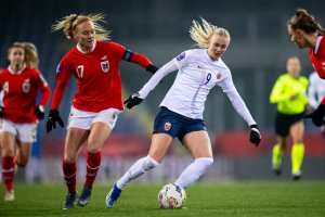 231205 Sarah Puntigam of Austria and Karina Sævik of Norway during the UEFA Women’s Nations League football match between Austria and Norway on December 5, 2023 in Sankt Pölten. Photo: Vegard Grøtt / BILDBYRÅN / kod VG / VG0568