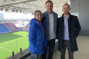 Laila Tugay (t.v) og Filip Kulakowski (t.h) fra Ensjø Torg, med Jens A. Dalsegg i midten. Foto: Vålerenga Fotball