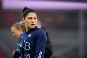 Dejana Stefanovic retter blikket mot søndagens kamp. Her fra fjorårets oppgjør. Foto: Morten Mitchell Larød / SPORTFOTO