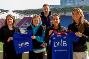 Foto: Vålerenga Fotball. Fra venstre: Lise Schive Henriksen (Stena Recycling), Olaug Tvedten, markedsansvarlig Jens August Dalsegg, Marianne Lund (Stena Recycling), Malin Sunde.