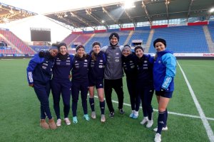 Flere av de yngste spillerne hadde på pannebånd med teksten "We love Tommy" under hans siste trening. Foto: Vålerenga Fotball