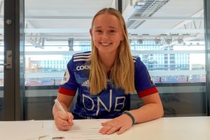 Emma Iversen signerer sin første proffkontrakt! Foto:Vålerenga Fotball/Fredrik Bergo