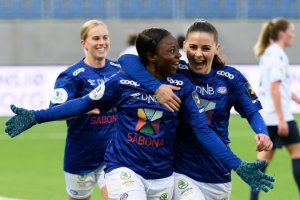 Ajara Njoya feirer sammen med Jenna Dear (t.h.) og Natasha Dowie (t.v.) Foto: Morten M. Larød / Sportfoto