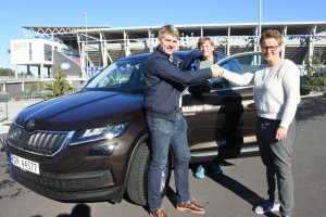 Møller Bil Etterstad Skoda har signert som samarbeidspartner! Boye Evensen-Lie, Monica Knudsen og Morten Grødahl gleder seg! Foto: Vålerenga Fotball