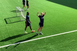 Tommel opp! CJ Bott er tilbake i trening.