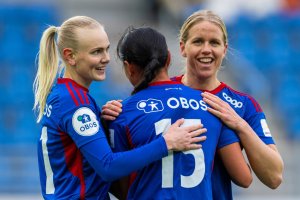 230415 Ylinn Tennebø of Vålerenga celebrates with teammates Karina Sævik and Elise Thorsnes after scoring 2-0 during the Toppserien football match between Vålerenga and Avaldsnes on April 15, 2023 in Oslo. Photo: Vegard Grøtt / BILDBYRÅN / kod VG / VG0438