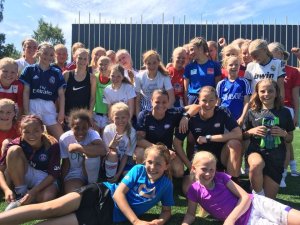 Sherida og Tinni besøkte Årvolls fotballskole forrige uke. Foto: Årvoll IL