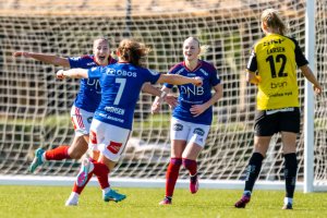 230202 Vålerengas Stine Nybø Brekken jublar efter 1-0 under träningsmatchen i fotboll mellan Vålerenga och Häcken den 2 februari 2023 i Estepona. Foto: Mathilda Ahlberg / BILDBYRÅN / kod MA / MA0394