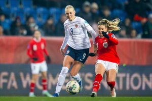 231205 Karina Sævik of Norway and Marie Höbinger of Austria during the UEFA Women’s Nations League football match between Austria and Norway on December 5, 2023 in Sankt Pölten. Photo: Vegard Grøtt / BILDBYRÅN / kod VG / VG0568