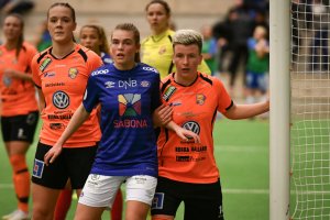 Mia Huse i aksjon for A-laget i oppkjøringskampen mot svenske Kungsbacka. Foto: Morten Mitchell Larød / Sportfoto