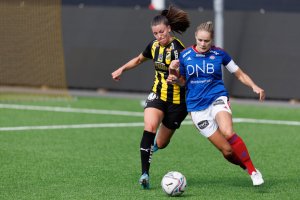 220730 Häckens Pauline Hammarlund och Vålerengas Andrine Tomter under fotbollsmatchen i träningsmatchen mellan Häcken och Vålerenga den 30 juli 2022 i Göteborg. Foto: Nicklas Elmrin / BILDBYRÅN / COP 206 / NE0136