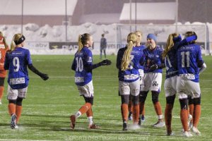 Glade jenter etter kampens første av i alt 14 scoringer. Foto: Morten Mitchell Larød.