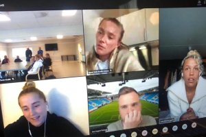 Mange unge fotballjenter var samlet til teamskveld med Vålerenga-spillerne.