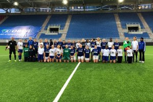 Vålerenga og Lille Tøyen J15 i skjønn forening etter kampen som endte 3-2 til hjemmelaget.