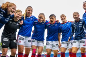 230415 Stine Ballisager Pedersen, goalkeeper Jalen Tompkins, Laura Guldbjerg Pedersen, Andrine Tomter, Ylinn Tennebø, Stine Brekken and players of Vålerenga gather in a circle ahead of the Toppserien football match between Vålerenga and Avaldsnes on April 15, 2023 in Oslo. Photo: Vegard Grøtt / BILDBYRÅN / kod VG / VG0438