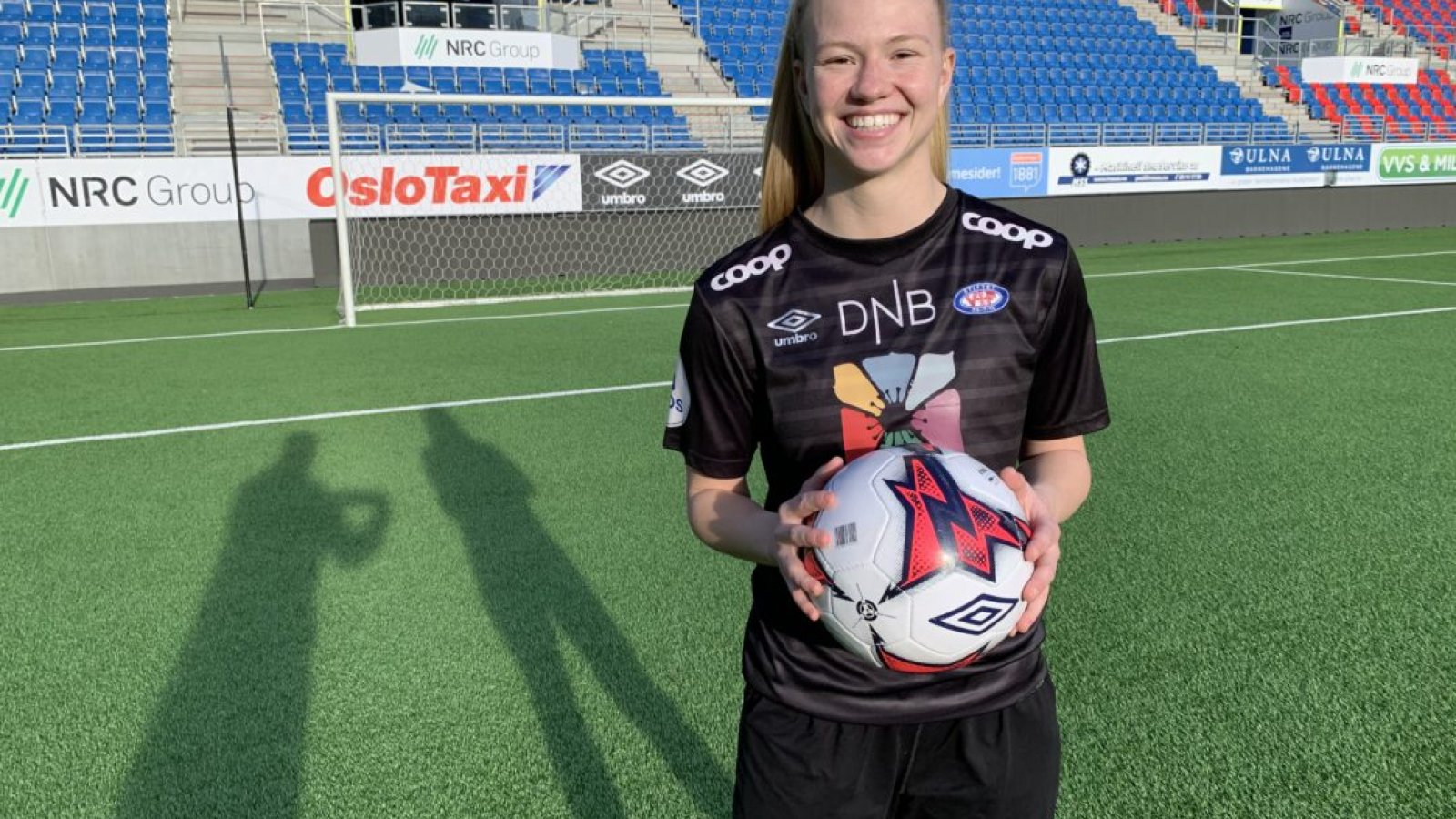 Jalen Tompkins stråler etter å ha signert for Vålerenga. Foto: Vålerenga Fotball