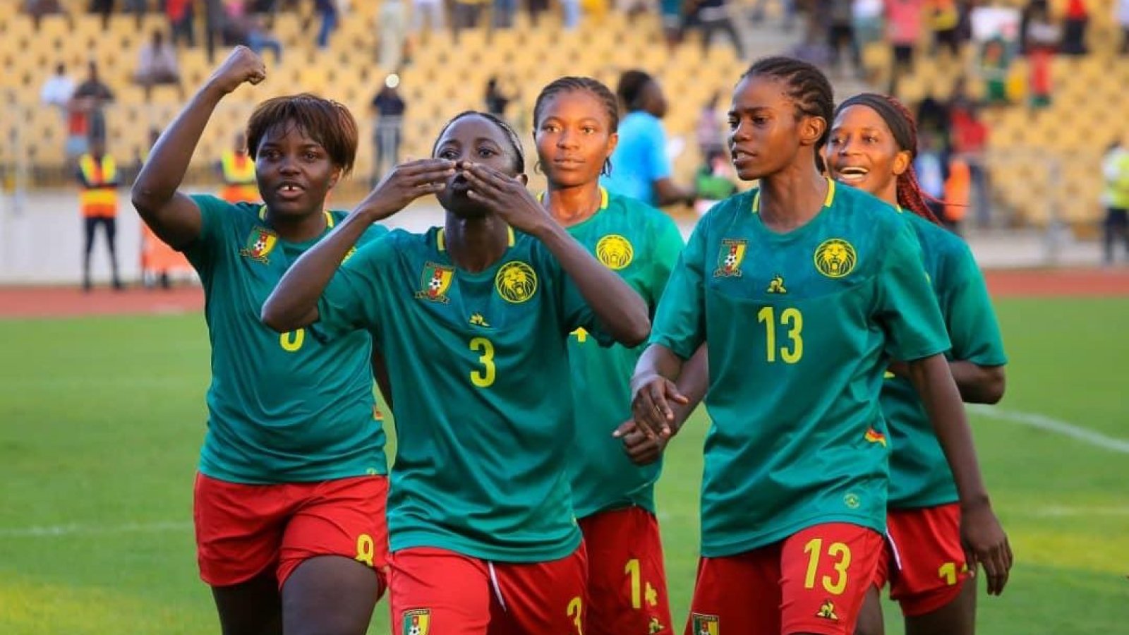Ajara Njoya feirer målet med sine lagvenninner. Foto: Kamerun Fotball