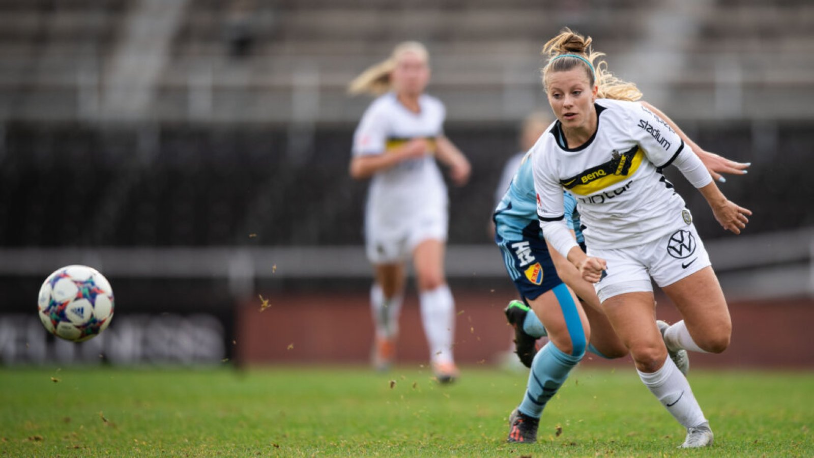 221002 AIKs Allison Aaricka Maclaren Abbe under fotbollsmatchen i Damallsvenskan mellan Djurgården och AIK den 2 oktober 2022 i Stockholm. Foto: Emma Wallskog / BILDBYRÅN / COP 320 / EW0100