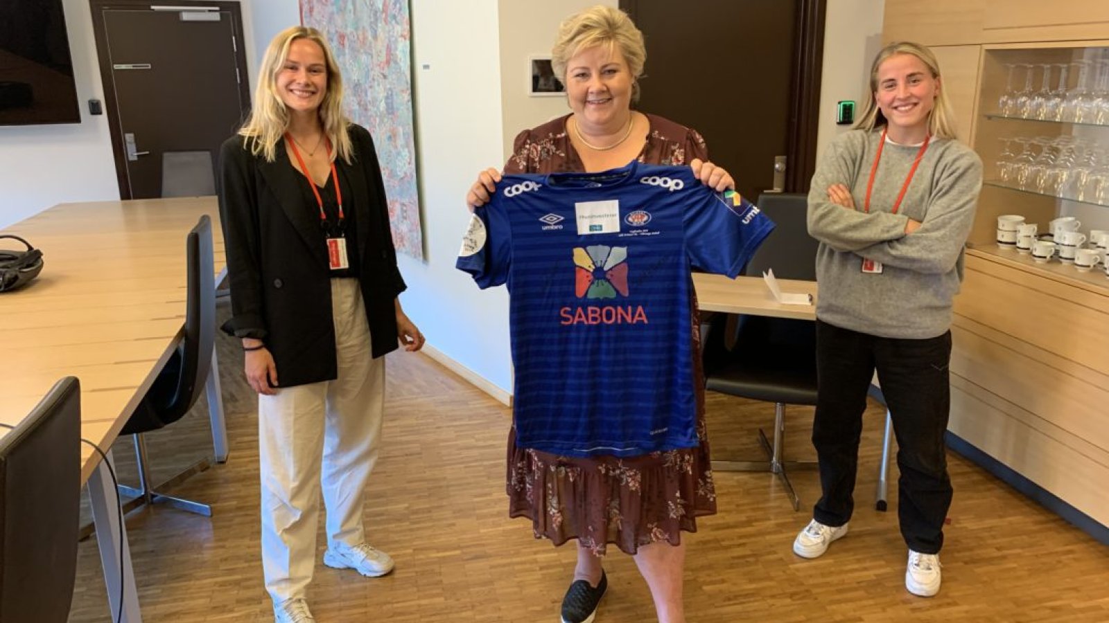 Andrine Tomter, Erna Solberg og Sigirid Heien Hansen etter podkastpraten i #hunpresterer. Foto: Vålerenga Fotball