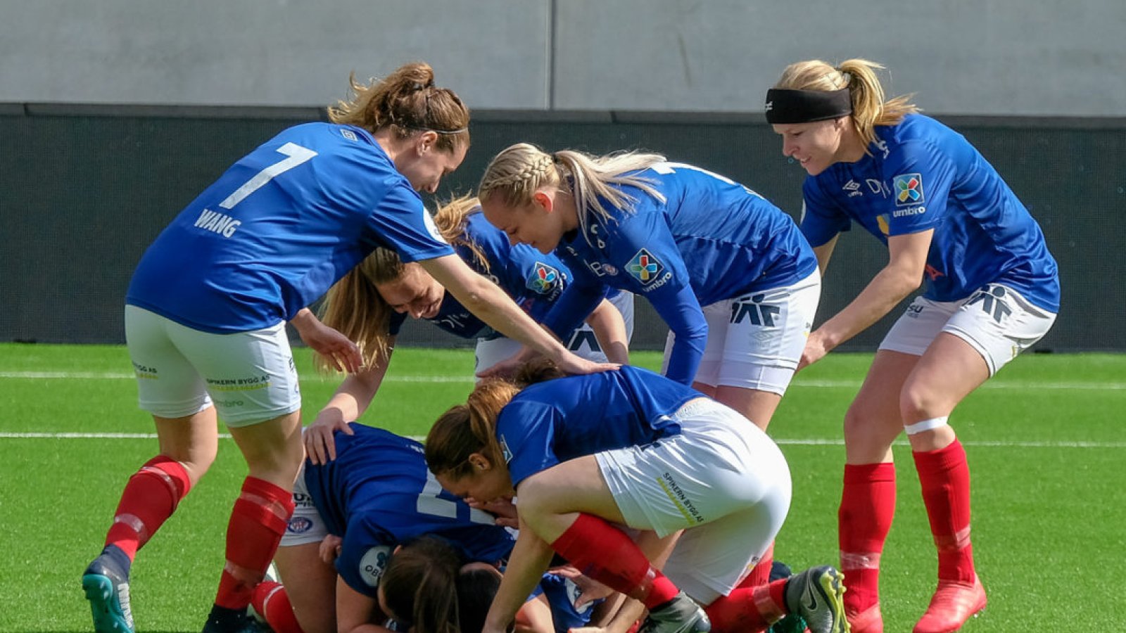 Vålerenga-spillerne feirer den gledelige 5-0 seieren over Stabæk i fjor. Foto: Morten M. Larød