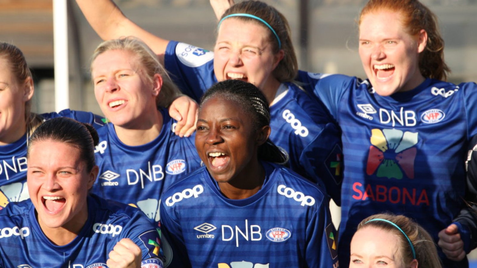 Vålerenga jubler etter semifinale-triumfen mot Arna-Bjørnar. Foto: Hordalandsfotballen / Nicholas Noreng