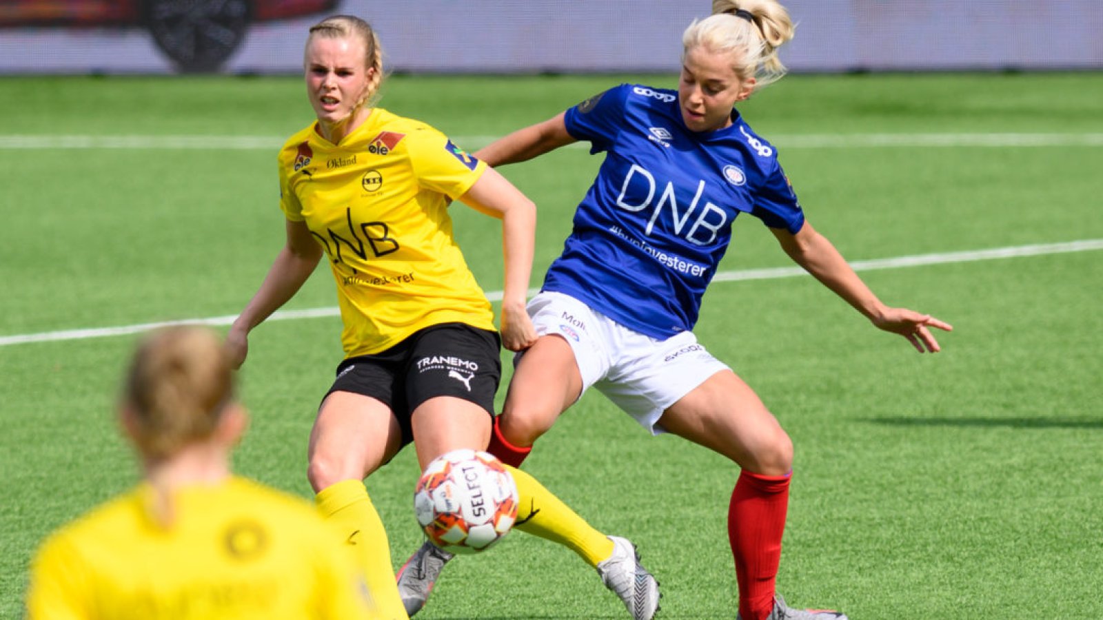 Rikke Nygard i duell med LSK-spiller. Morten Mitchell Larød / SPORTFOTO