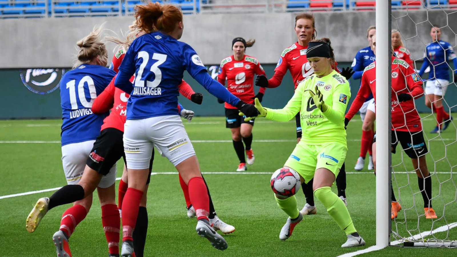 Stine Ballisager Pedersen header inn utligningen mot Arna-Bjørnar i fjor. Foto: Morten M. Larød / Sportfoto