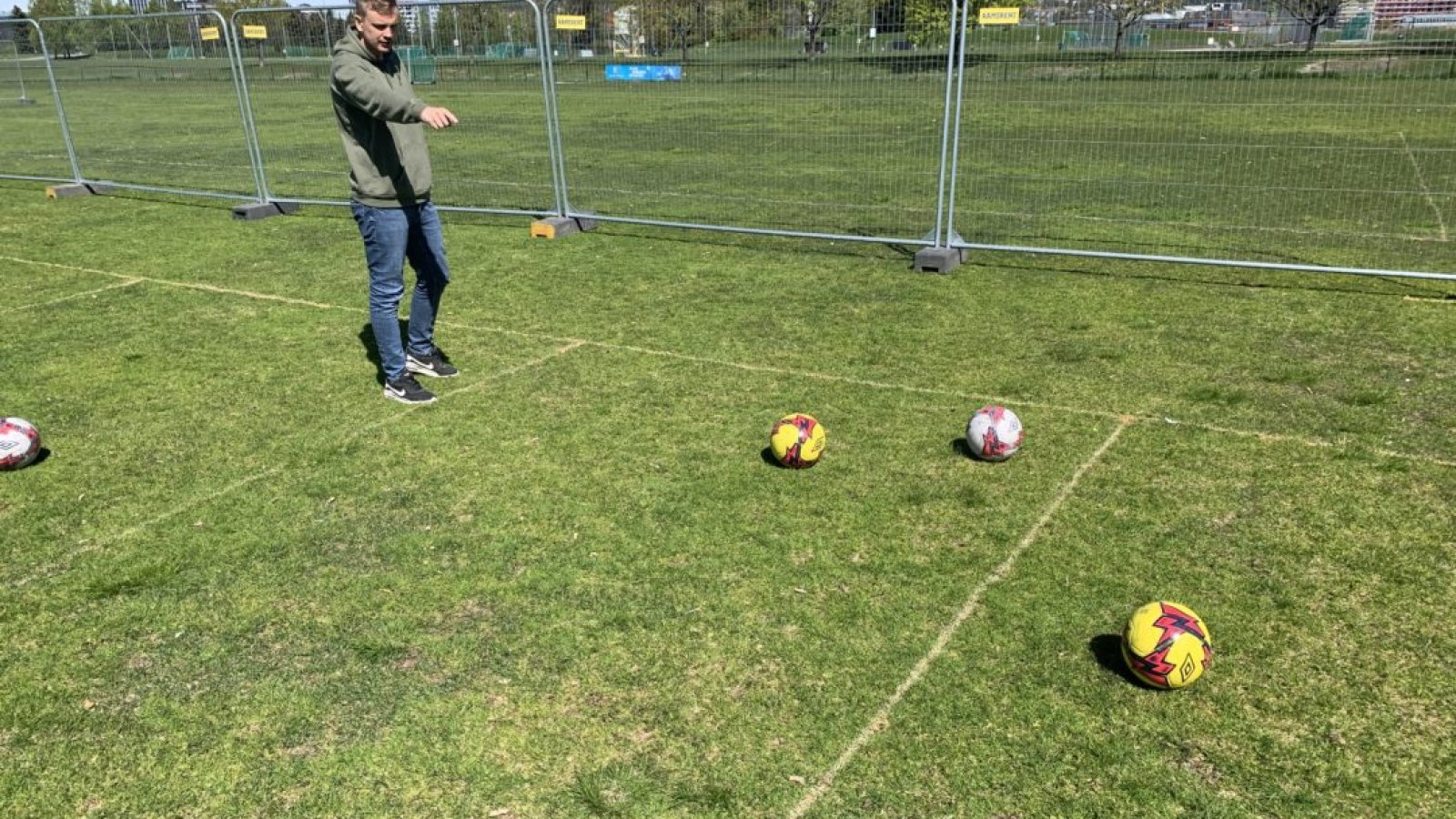 Shuffleball går ut på de samme prinsippene som shuffleboard! Foto: Vålerenga Fotball