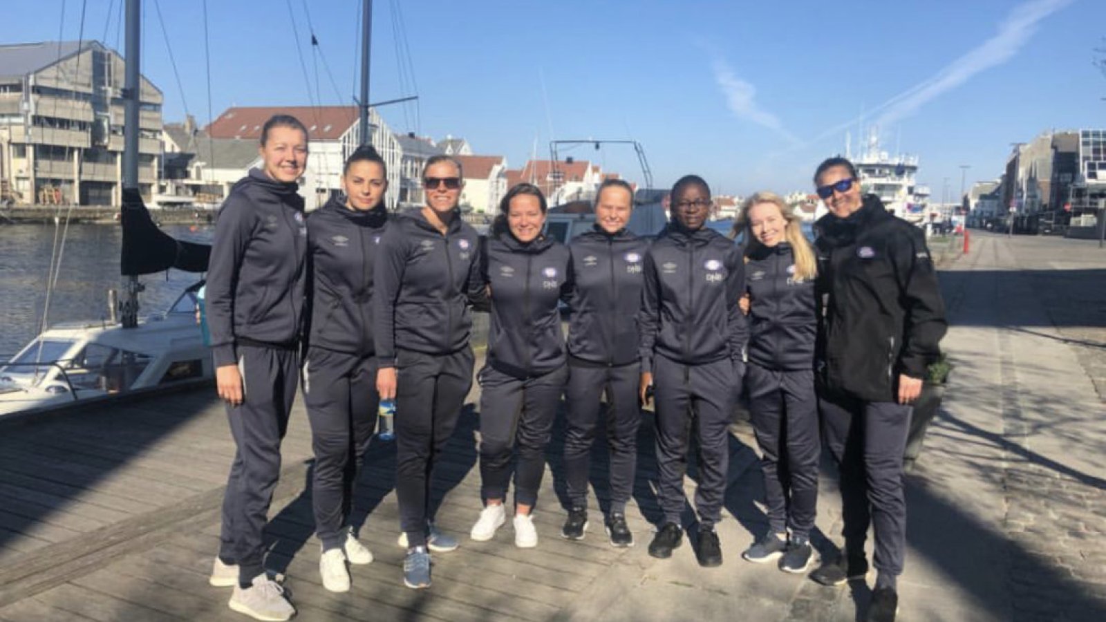 En liten gåtur i sola før kampen. Foto: Sherida Spitse