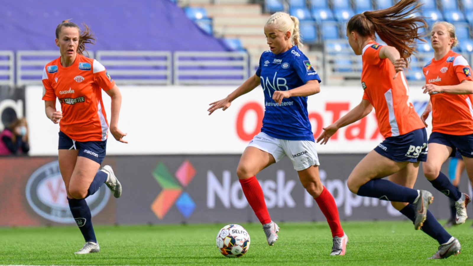 Rikke Nygard forserer forbi Avaldsnes-spillere 22.mmai. Foto: Morten Mitchell Larød / SPORTFOTO