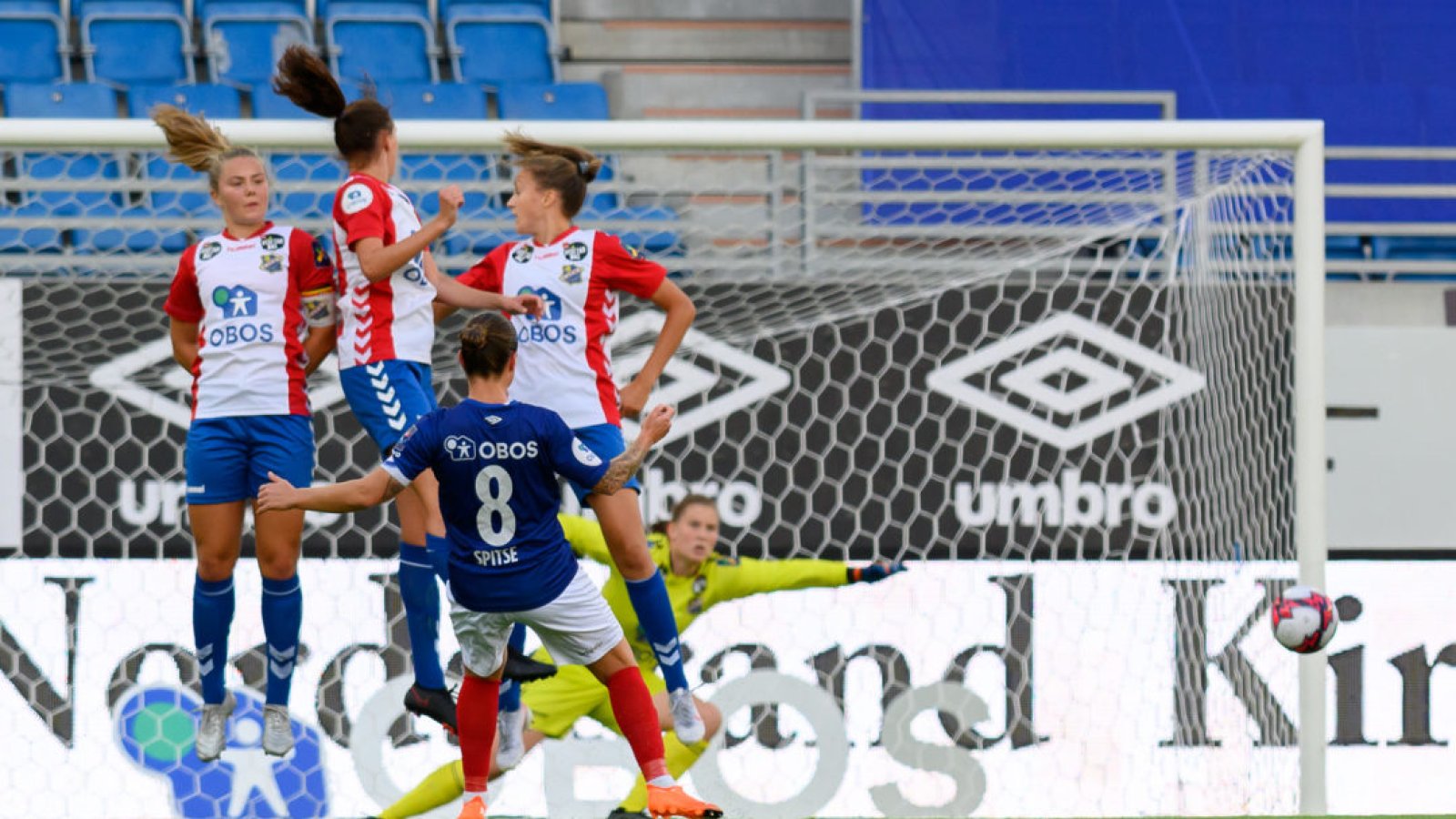 Sherida Spitse og Vålerenga må forsøke å bryte ned Lyn-mureren på lørdag. Foto: Morten Mitchell Larød / Sportfoto