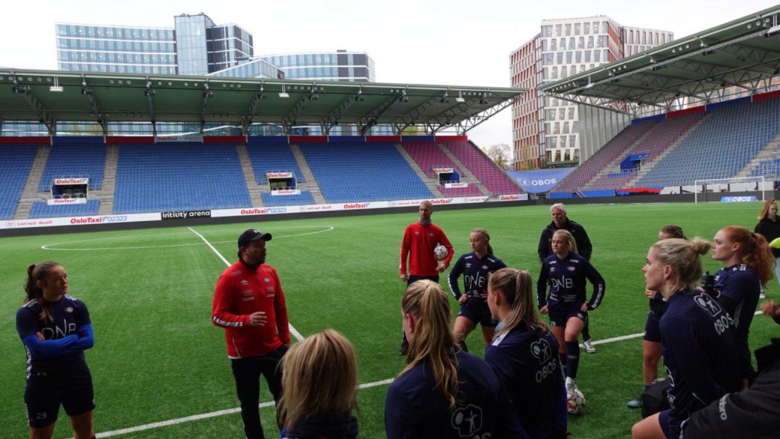 Jack Majgaard Jensen brifer spillerne før cupfinalen.
