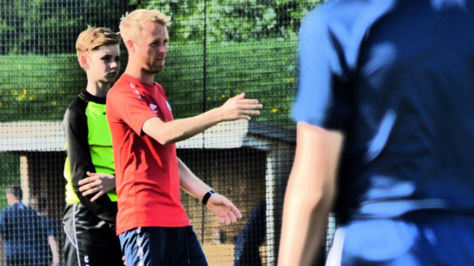 Darren O`Sullivan trener på J17 elite. Foto Vålerenga fotball