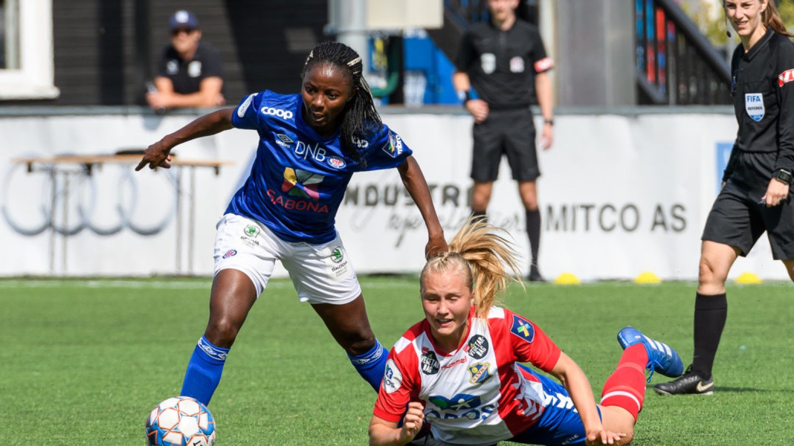 Ajara Njoya og Vålerenga ble et nummer for store mot Lyn og vant kampen 2-1 på Grefsen Stadion. Foto: Morten Mitchell Larød / Sportfoto