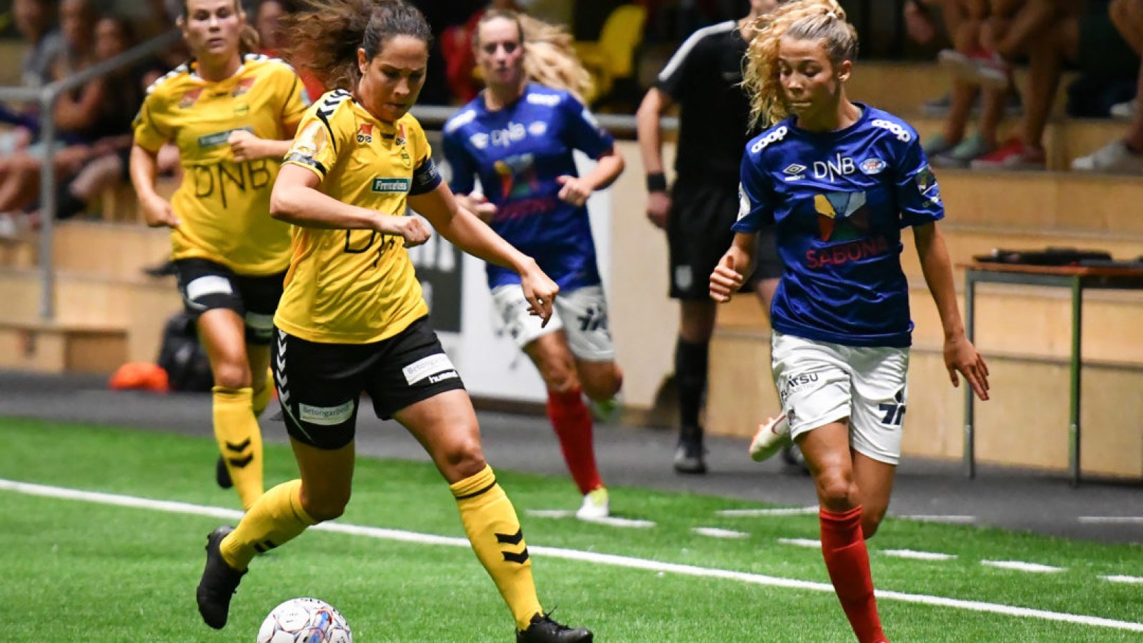 Celin Bizet Ildhusøy i aksjon under fjorårets oppgjør i LSK-hallen. Foto: Sportfoto