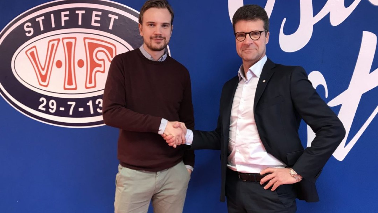 Jens A. Dalsegg (Vålerenga Fotball) og Hølje Tefre (Dinamo), gleder seg over samarbeidsavtalen. Foto: Dinamo