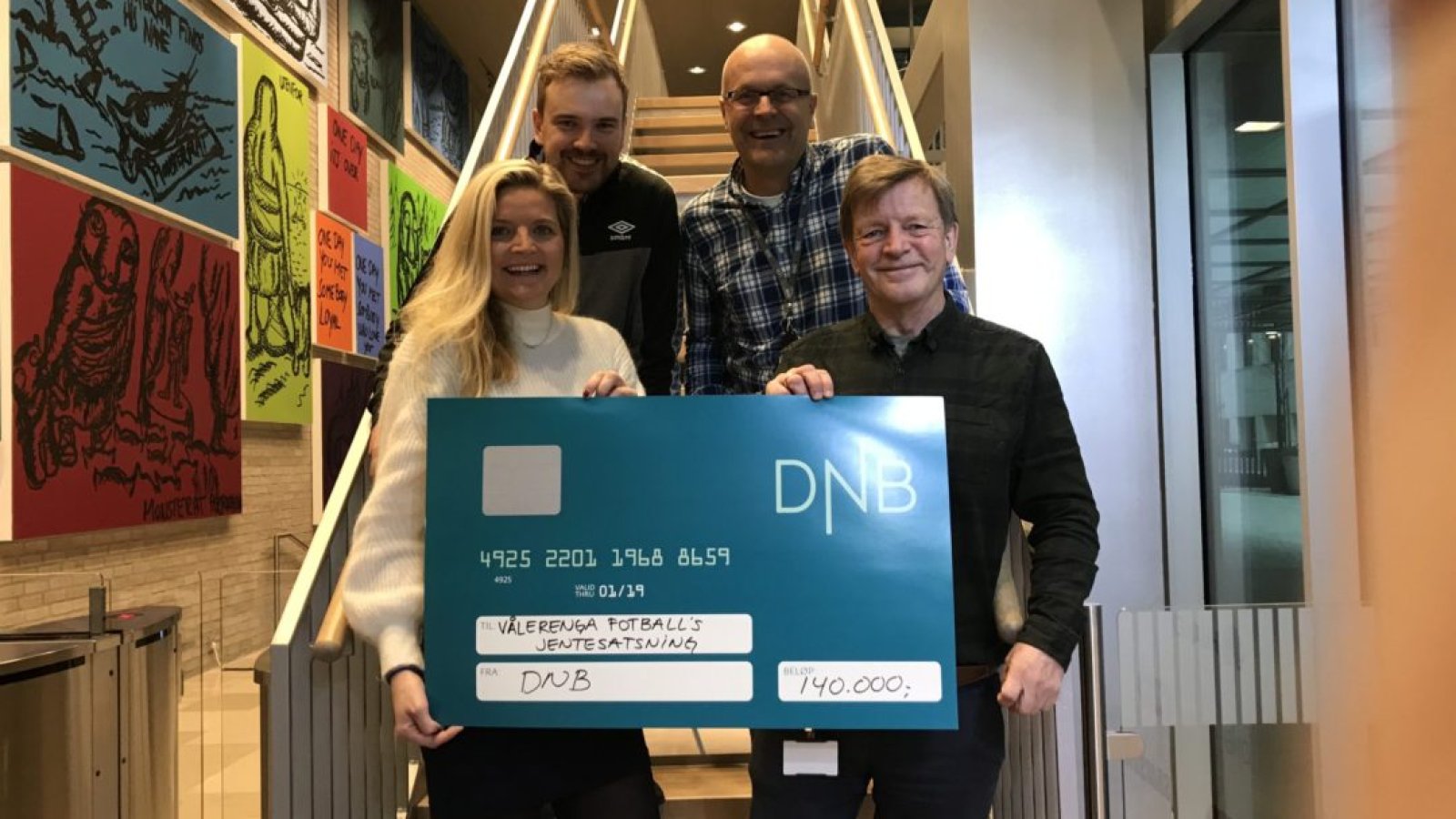 Sponsorssjef i DNB Tina Wesselsen overrekker sjekken til daglig leder Morten Grødahl, med Jens A. Dalsegg og Ole Ørbech smilende bak. Foto: DNB