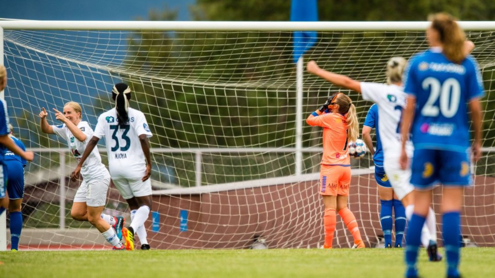 Natasha Dowie jubler for sin 2-1 scoring. Foto: Dina Løvøy