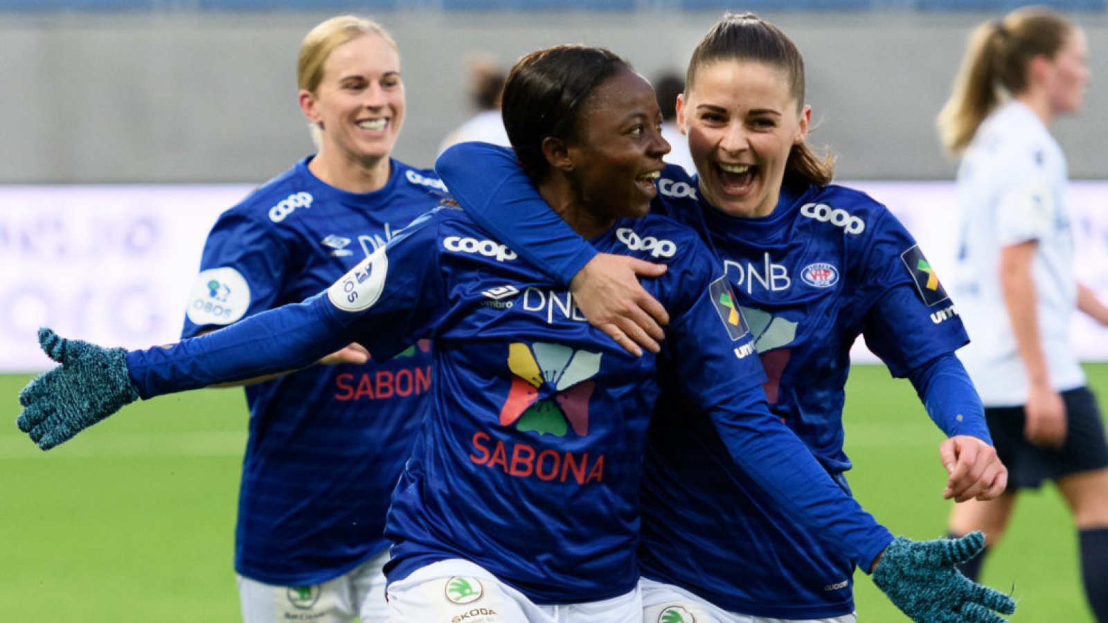 Ajara Njoya feirer sammen med Jenna Dear (t.h.) og Natasha Dowie (t.v.) Foto: Morten M. Larød / Sportfoto