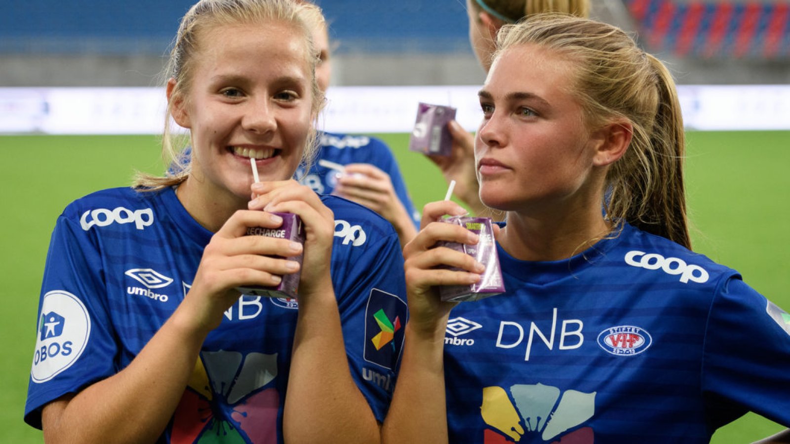 Emilie Østerås og Mia Huse feirer med en smartfish etter 4-1 over Manchester United. Foto: Morten M. Larød / Sportfoto