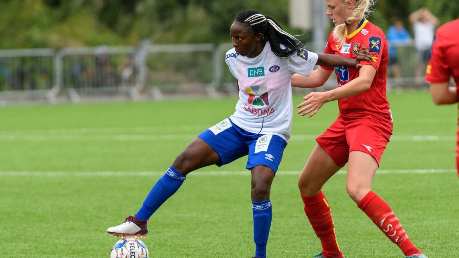 Ajara Njoya og Vålerenga slo Røa hele 6-2 i forrige oppgjør. Foto: Sportfoto