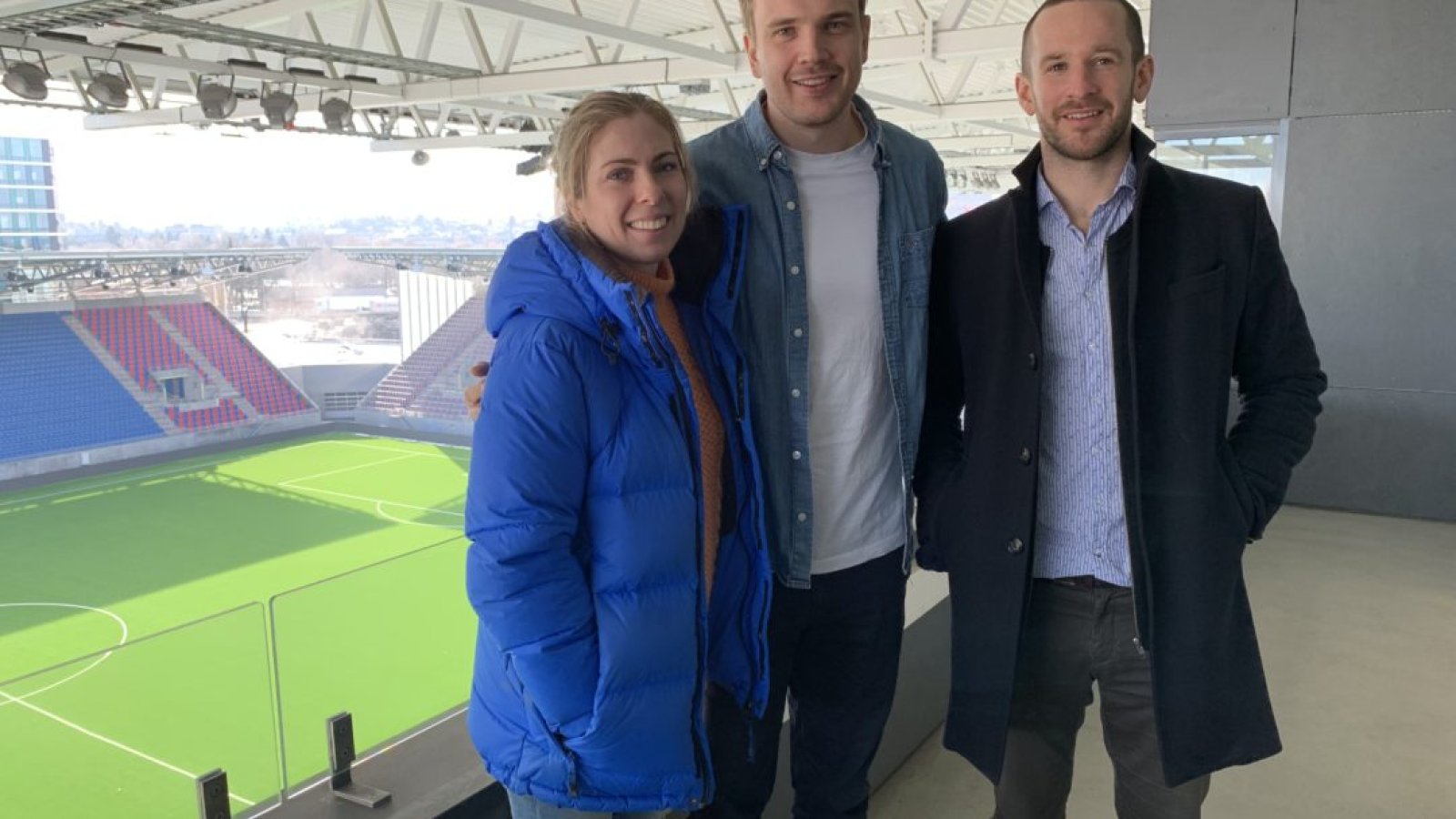 Laila Tugay (t.v) og Filip Kulakowski (t.h) fra Ensjø Torg, med Jens A. Dalsegg i midten. Foto: Vålerenga Fotball