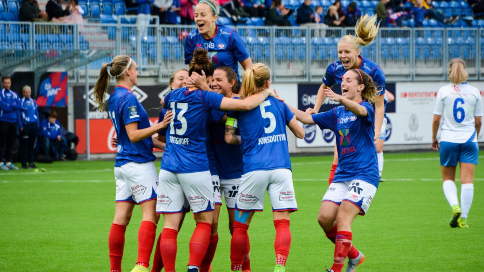 Vålerenga feirer 2-0 seier over Kolbotn under åpningskampen i fjor.